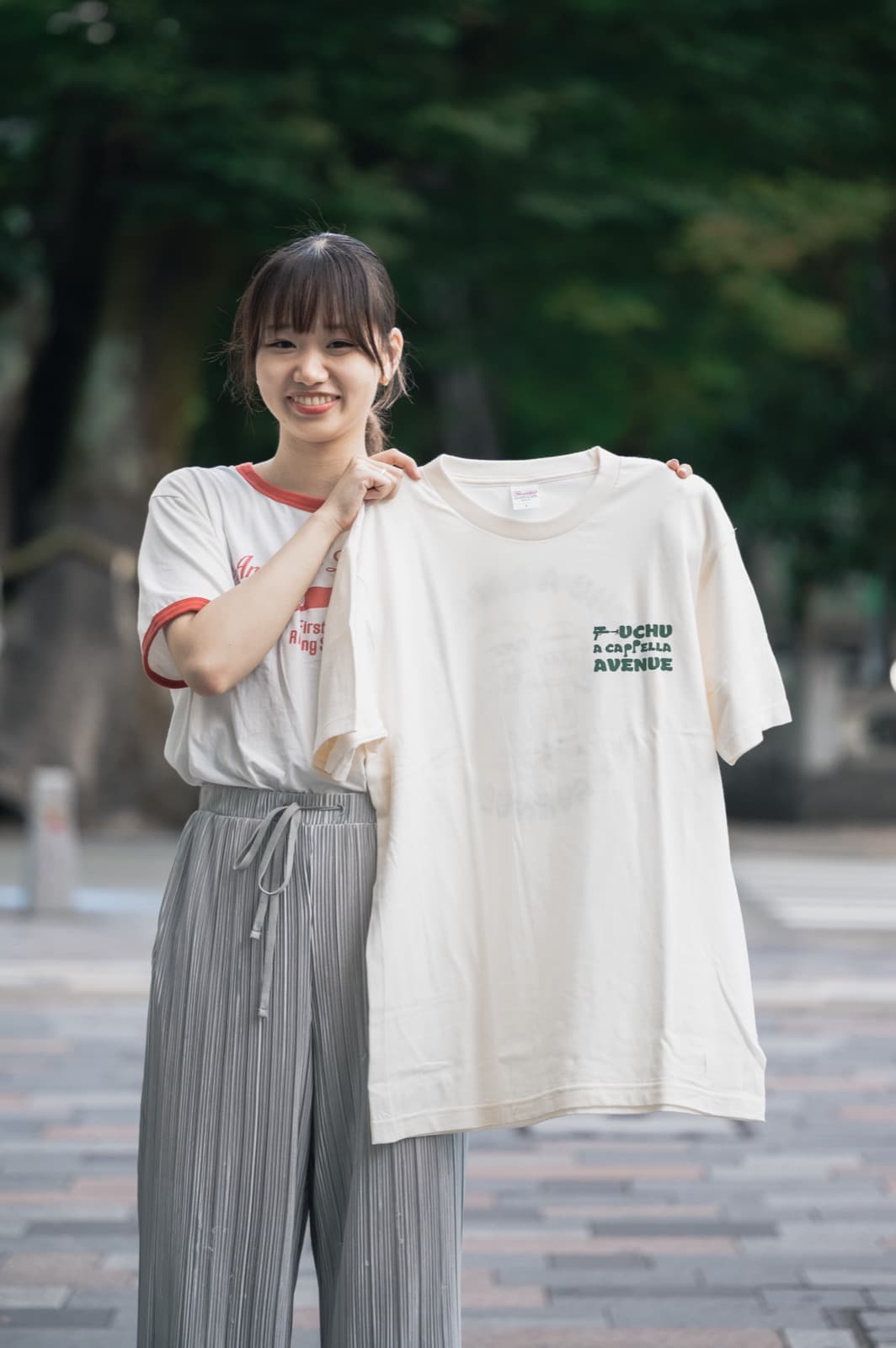 公式Tシャツの前面。胸元にグリーンのロゴプリント