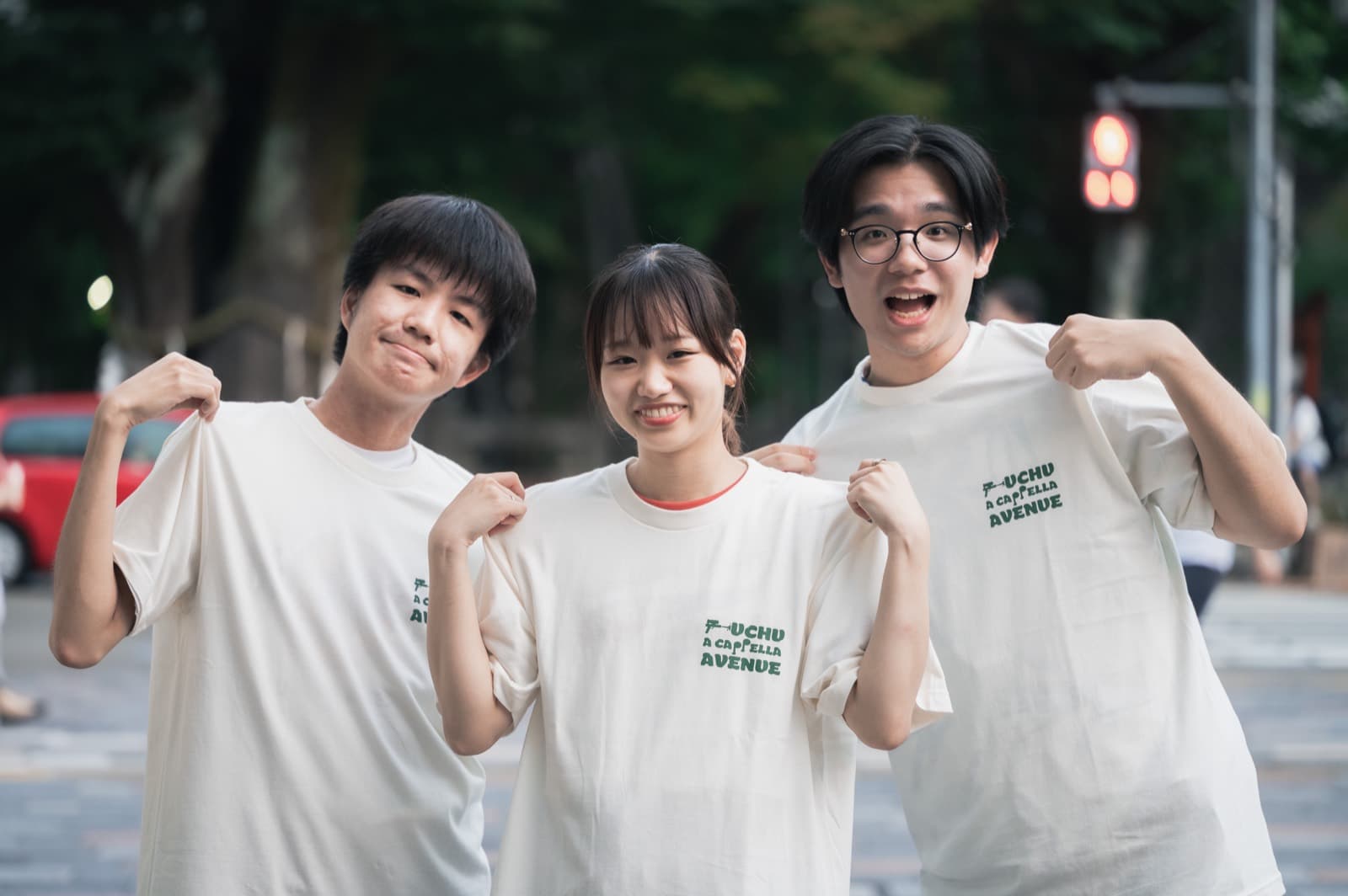 公式Tシャツを着た3人(前面・胸のロゴ)