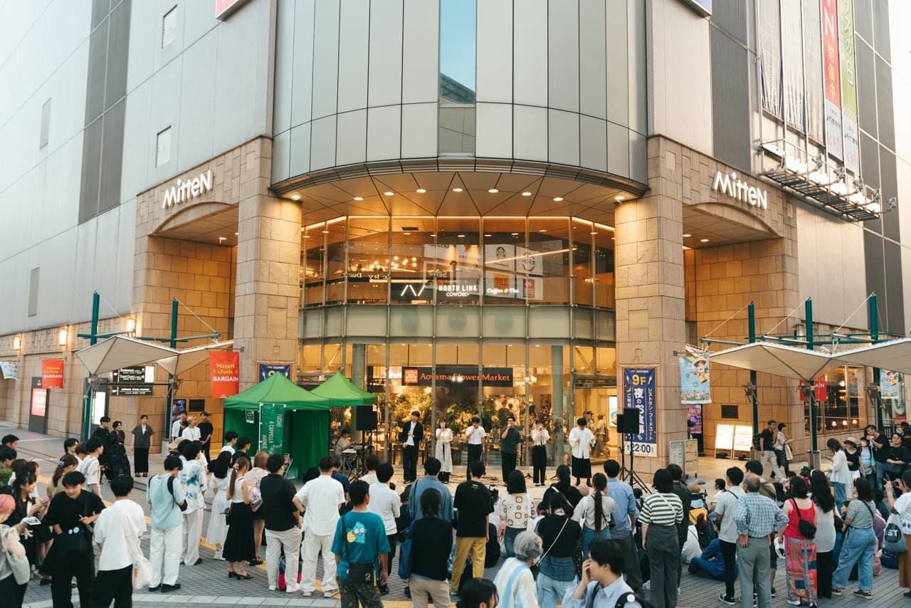 ミッテン府中前に集まる観客と、グリーンのテントが並ぶ会場